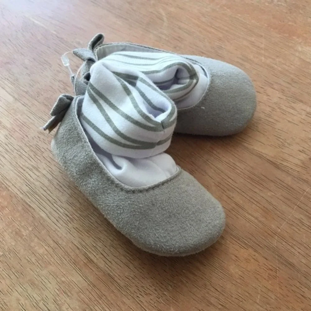 Carter's Ballet Flat Crib Shoes Baby Girl Size 1 Gray  New Bow Sock Detail